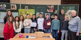 Die Sch&uuml;lerinnen und Sch&uuml;ler &uuml;bergaben das gesammelte Geld stolz an die Vereinsvorsitzende Andrea R&uuml;cker (r.). Foto: PM