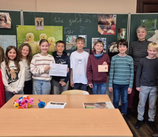 Die Sch&uuml;lerinnen und Sch&uuml;ler &uuml;bergaben das gesammelte Geld stolz an die Vereinsvorsitzende Andrea R&uuml;cker (r.). Foto: PM