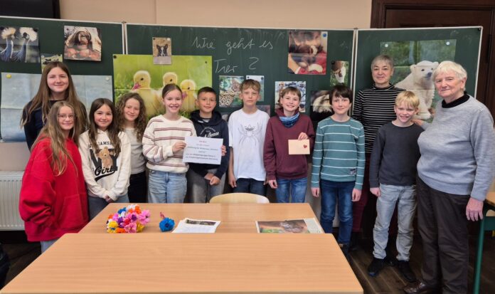 Foto_Gelduebergabe_an_den_Verein_Hoffnung_fuer_Wildenten_Schwaene_und_Co Die Schülerinnen und Schüler übergaben das gesammelte Geld stolz an die Vereinsvorsitzende Andrea Rücker (r.). Foto: PM