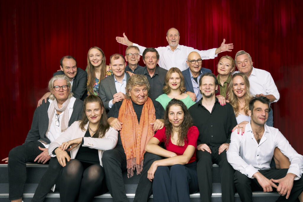 Ein Mann und sein Ensemble: Dieter Richter (ganz hinten) feiert im Kreis seiner Pfefferm&uuml;llerinnen und -m&uuml;ller den 75. Geburtstag. Foto: Hagen Wolf