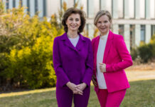 Gemeinsam am Set von "In aller Freundschaft - Die jungen &Auml;rzte" und bald mit sieben weiteren Kolleginnen unterwegs auf einer au&szlig;ergew&ouml;hnlichen Lesereise: Marijam Agischewa (l.) und Andrea Kathrin Loewig werden in Leipzig, Wurzen, Oschatz und Dresden aus "Sie waren neun" lesen. Foto: SnapArt