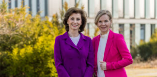 Gemeinsam am Set von "In aller Freundschaft - Die jungen &Auml;rzte" und bald mit sieben weiteren Kolleginnen unterwegs auf einer au&szlig;ergew&ouml;hnlichen Lesereise: Marijam Agischewa (l.) und Andrea Kathrin Loewig werden in Leipzig, Wurzen, Oschatz und Dresden aus "Sie waren neun" lesen. Foto: SnapArt