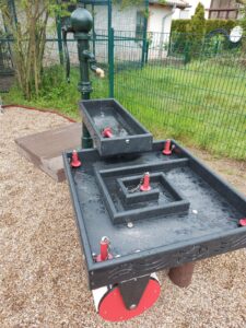 2021 wurde eine Matschstrecke f&uuml;r den Spielplatz gebaut. Foto: privat