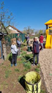 Beim Fr&uuml;hjahrspitz wird im Dorf und auf dem Spielplatz aufger&auml;umt und alle machen mit. Foto: privat