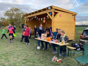 Ein Blockhaus f&uuml;r den Bolzplatz konnte ebenfalls angeschafft werden und dient bei Feierlichkeiten als Unterstand. Foto: privat