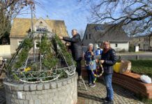 Die Landfrauen aus Schenkenberg schm&uuml;cken den Osterbrunnen an der Hauptstra&szlig;e im Dorf. Foto: Nannette Hoffmann