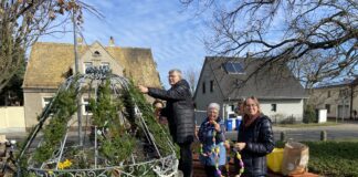 Die Landfrauen aus Schenkenberg schm&uuml;cken den Osterbrunnen an der Hauptstra&szlig;e im Dorf. Foto: Nannette Hoffmann