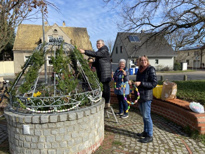 IMG_1002 Die Landfrauen aus Schenkenberg schmücken den Osterbrunnen an der Hauptstraße im Dorf. Foto: Nannette Hoffmann