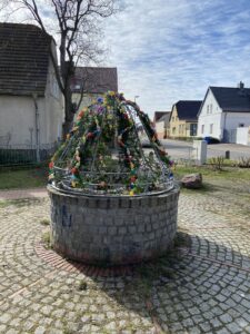 Der fertig geschm&uuml;ckte Osterbrunnen in Schenkenberg. Foto: Nannette Hoffmann 