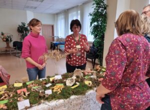 Pilzsachverst&auml;ndige Claudia Dietrich hat bei einer Veranstaltung in Selben Interessierte &uuml;ber Pilze aufgekl&auml;rt und mitgebrachte Pilze bestimmt. Foto: Verein