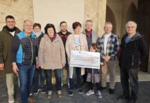 B&uuml;rgermeister Sven Schrade (l.) &uuml;berbrachte in der vergangenen Woche den Scheck. Foto: PM