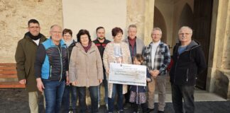 B&uuml;rgermeister Sven Schrade (l.) &uuml;berbrachte in der vergangenen Woche den Scheck. Foto: PM
