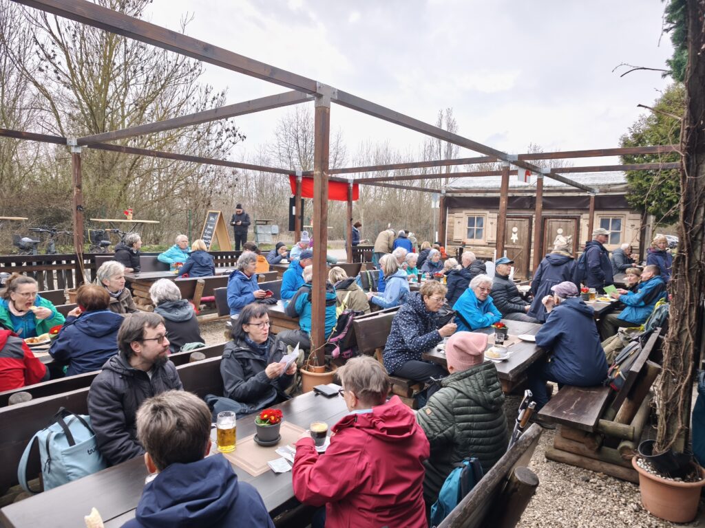 Rast im Standcafé Wolteritz. Um die Mittagszeit haben sich die Wanderer hier gestärkt. Foto: Nannette Hoffmann