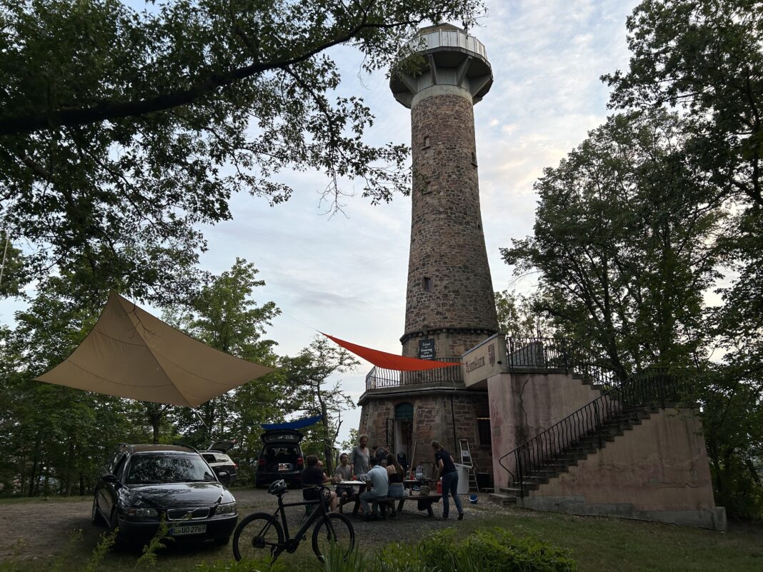 Der Heimatturm auf dem T&ouml;pelsberg ist rund 20 Meter hoch. Bei sch&ouml;nem Wetter und an lauen Abenden locken die zahlreichen Sitzgelegenheiten im Freien. Foto: Haig Latchinian
