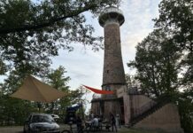 Der Heimatturm auf dem T&ouml;pelsberg ist rund 20 Meter hoch. Bei sch&ouml;nem Wetter und an lauen Abenden locken die zahlreichen Sitzgelegenheiten im Freien. Foto: Haig Latchinian