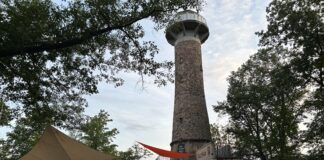 Der Heimatturm auf dem T&ouml;pelsberg ist rund 20 Meter hoch. Bei sch&ouml;nem Wetter und an lauen Abenden locken die zahlreichen Sitzgelegenheiten im Freien. Foto: Haig Latchinian