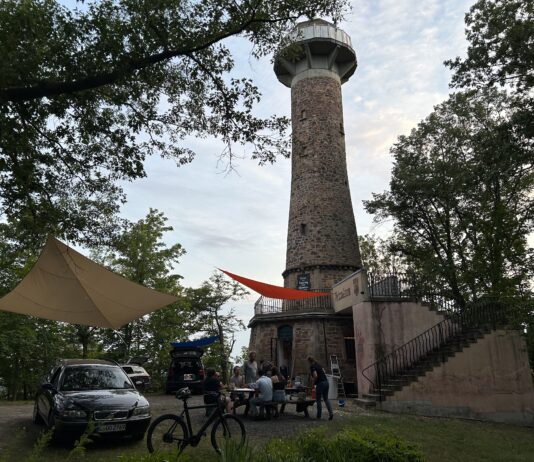 Der Heimatturm auf dem T&ouml;pelsberg ist rund 20 Meter hoch. Bei sch&ouml;nem Wetter und an lauen Abenden locken die zahlreichen Sitzgelegenheiten im Freien. Foto: Haig Latchinian