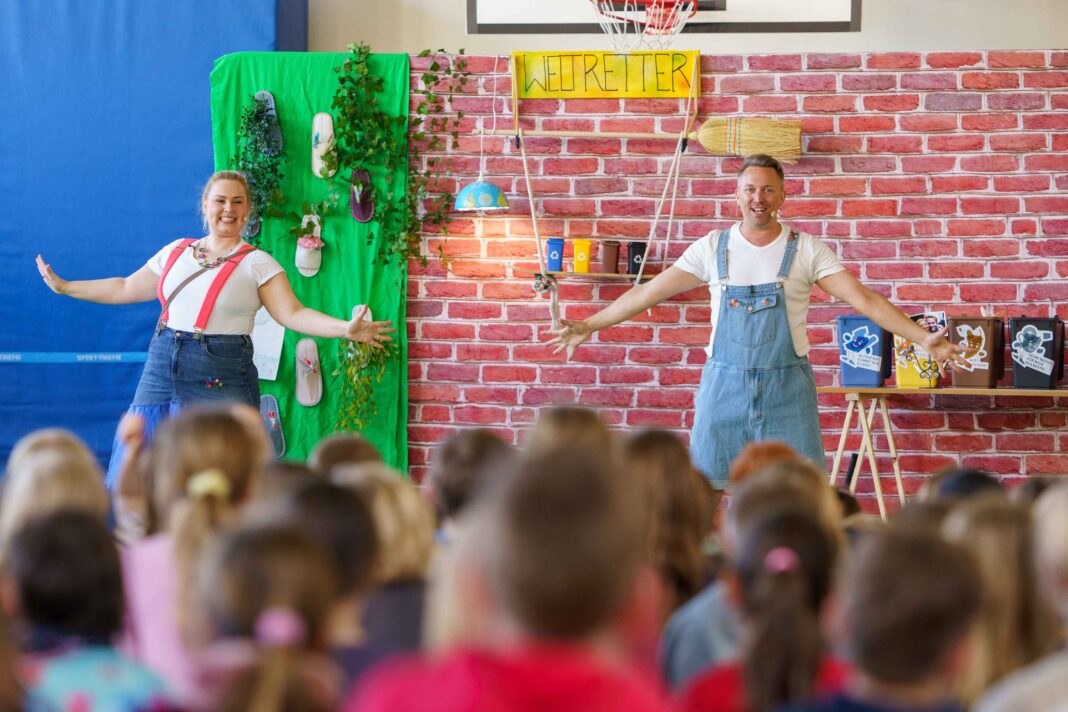 Britta und Karl (Caroline Hesse und Tom Dewulf) m&uuml;ssen im Kinder-Musical &bdquo;SOS Umwelt&ldquo; ihre Abschlusspr&uuml;fung im Fach &bdquo;Abfall&ldquo; an der fiktiven Weltretter-Schule bestehen und bekommen Hilfe vom Publikum. Foto: Stadtreinigung Leipzig