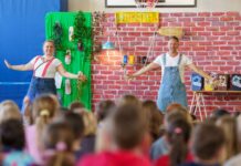 Britta und Karl (Caroline Hesse und Tom Dewulf) m&uuml;ssen im Kinder-Musical &bdquo;SOS Umwelt&ldquo; ihre Abschlusspr&uuml;fung im Fach &bdquo;Abfall&ldquo; an der fiktiven Weltretter-Schule bestehen und bekommen Hilfe vom Publikum. Foto: Stadtreinigung Leipzig