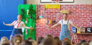 Britta und Karl (Caroline Hesse und Tom Dewulf) m&uuml;ssen im Kinder-Musical &bdquo;SOS Umwelt&ldquo; ihre Abschlusspr&uuml;fung im Fach &bdquo;Abfall&ldquo; an der fiktiven Weltretter-Schule bestehen und bekommen Hilfe vom Publikum. Foto: Stadtreinigung Leipzig