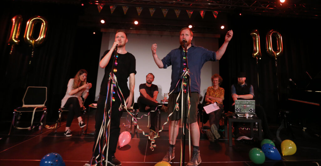 2018 feierte die Leseb&uuml;hne Schkeuditzer Kreuz im Kupfersaal inLeipzig ihren 10. Geburtstag. Mit dabei die Gr&uuml;ndungsmitglieder Julius Fischer und Andr&eacute; Herrmann (l.) Foto: Andre Kempner