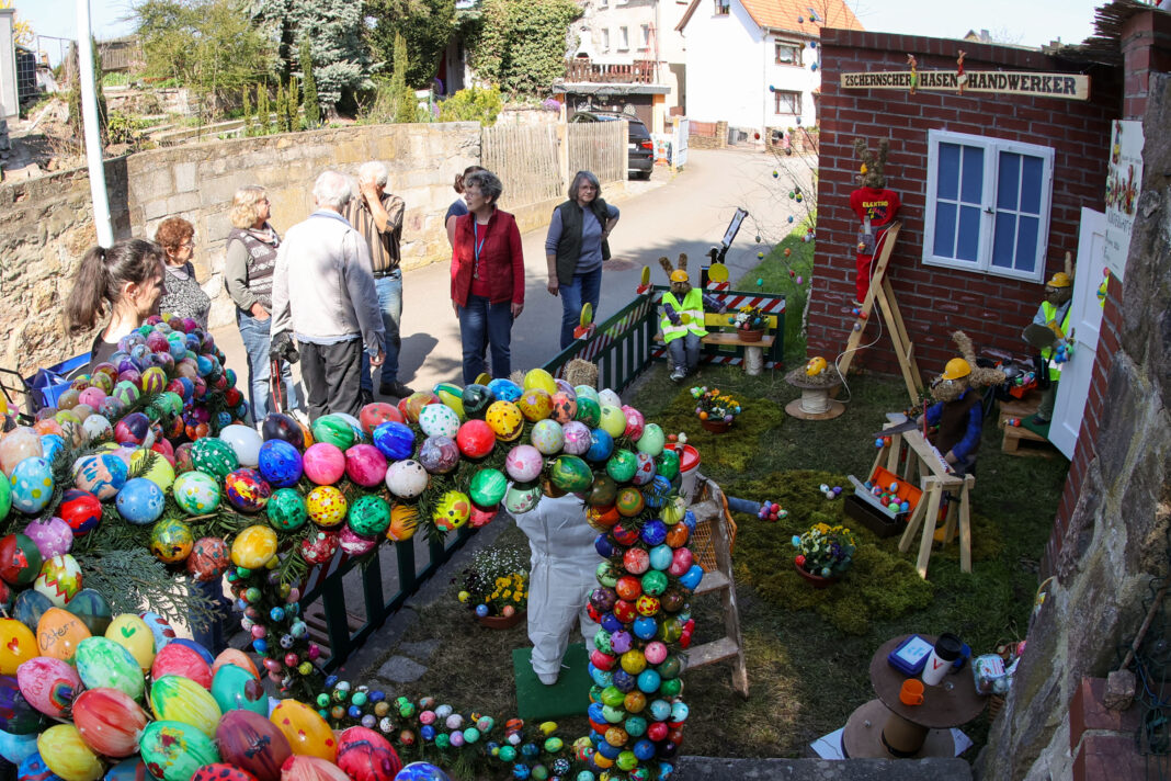 Osterbrunnen in Zschernitzsch Osterbrunnen in Zschernitzsch sind für die 19. Saison pünktlich geschmückt Rund 10.000 Handbemalte Ostereier sind wieder von vielen Kindern und Erwachsenen verarbeitet wurden. Foto: Mario Jahn