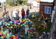 Osterbrunnen in Altenburg ist beliebtes Ausflugsziel Osterbrunnen in Zschernitzsch sind für die 19. Saison pünktlich geschmückt Rund 10.000 Handbemalte Ostereier sind wieder von vielen Kindern und Erwachsenen verarbeitet wurden. Foto: Mario Jahn