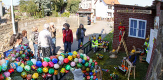 Osterbrunnen in Zschernitzsch sind f&uuml;r die 19. Saison p&uuml;nktlich geschm&uuml;ckt Rund 10.000 Handbemalte Ostereier sind wieder von vielen Kindern und Erwachsenen verarbeitet wurden. Foto: Mario Jahn