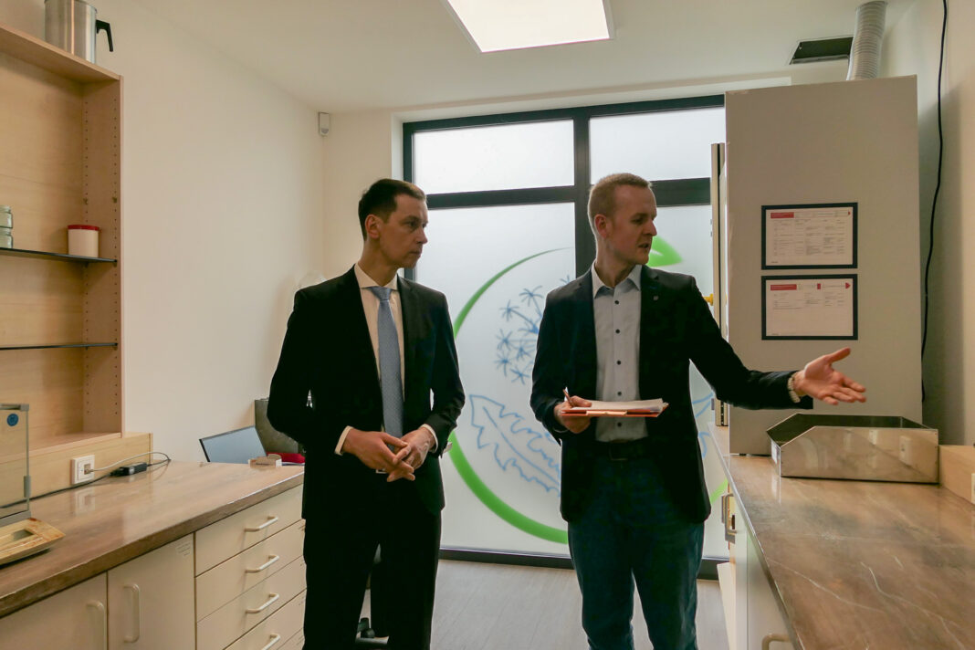 Gemeinsam in Leipzig unterwegs: LDS-Pr&auml;sident B&eacute;la B&eacute;lafi und Pharmazierat Dr. Dima Kuzmenka (v.l.) nahmen Apotheken in der Messestadt unter die Lupe. Foto: Landesdirektion Sachsen