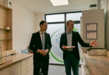 Gemeinsam in Leipzig unterwegs: LDS-Pr&auml;sident B&eacute;la B&eacute;lafi und Pharmazierat Dr. Dima Kuzmenka (v.l.) nahmen Apotheken in der Messestadt unter die Lupe. Foto: Landesdirektion Sachsen