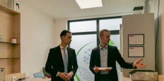 Gemeinsam in Leipzig unterwegs: LDS-Pr&auml;sident B&eacute;la B&eacute;lafi und Pharmazierat Dr. Dima Kuzmenka (v.l.) nahmen Apotheken in der Messestadt unter die Lupe. Foto: Landesdirektion Sachsen