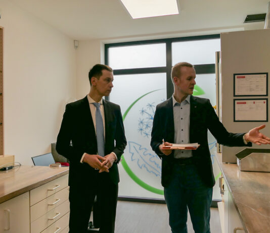 Gemeinsam in Leipzig unterwegs: LDS-Pr&auml;sident B&eacute;la B&eacute;lafi und Pharmazierat Dr. Dima Kuzmenka (v.l.) nahmen Apotheken in der Messestadt unter die Lupe. Foto: Landesdirektion Sachsen