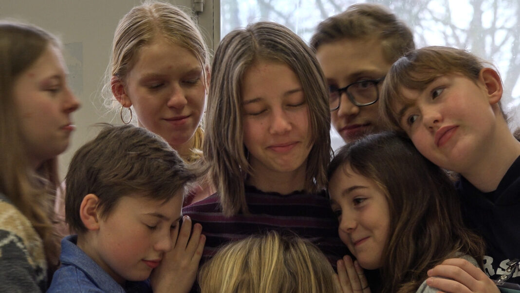 Die Proben f&uuml;r den Prinzenraub nehmen langsam Fahrt auf. Hier tr&ouml;sten Kinder Kinder die Kurf&uuml;rstin. Foto: PM