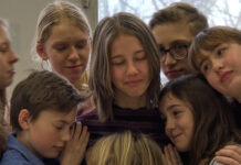Die Proben f&uuml;r den Prinzenraub nehmen langsam Fahrt auf. Hier tr&ouml;sten Kinder Kinder die Kurf&uuml;rstin. Foto: PM