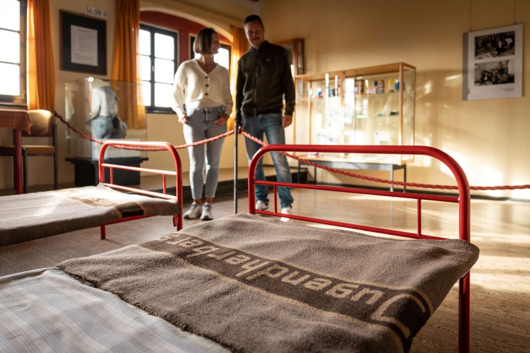 Blick in die Ausstellung Foto: Schl&ouml;sserland Sachsen/Philipp Herfor