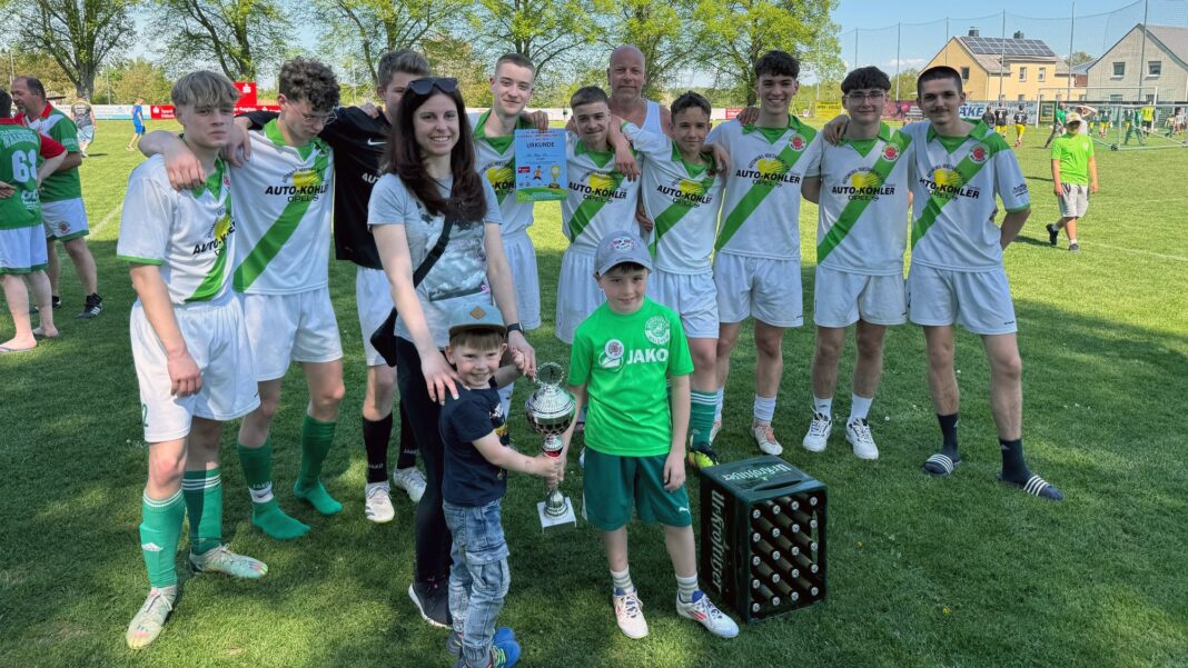 Immer beste Stimmung beim Freizeit-Fu&szlig;ball-Turnier in Waldheim- Richzenhain am 1. Mai, was nicht nur an der gro&szlig;en Zuschauerzahl liegt. Foto: Matthias Poch