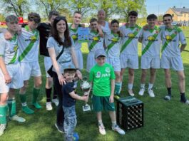 Immer beste Stimmung beim Freizeit-Fu&szlig;ball-Turnier in Waldheim- Richzenhain am 1. Mai, was nicht nur an der gro&szlig;en Zuschauerzahl liegt. Foto: Matthias Poch