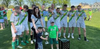 Immer beste Stimmung beim Freizeit-Fu&szlig;ball-Turnier in Waldheim- Richzenhain am 1. Mai, was nicht nur an der gro&szlig;en Zuschauerzahl liegt. Foto: Matthias Poch