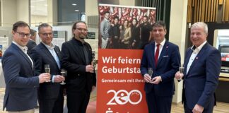 Die Jubil&auml;ums-Ausstellung wurde k&uuml;rzlich in der Sparkasse Muldental in Grimma er&ouml;ffnet. Foto: Sparkasse Muldental