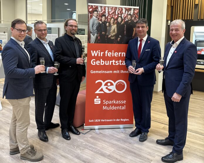 SPK_MTL_-_Foto_2 Die Jubiläums-Ausstellung wurde kürzlich in der Sparkasse Muldental in Grimma eröffnet. Foto: Sparkasse Muldental