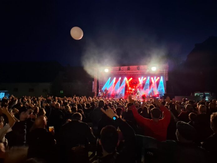 Schloss_Trebsen_Walpurgisnacht_Crowd1 Zur Walpurgisnacht am 30. April wird das Schloss Trebsen gerockt. Foto: Heureka Gastro GmbH