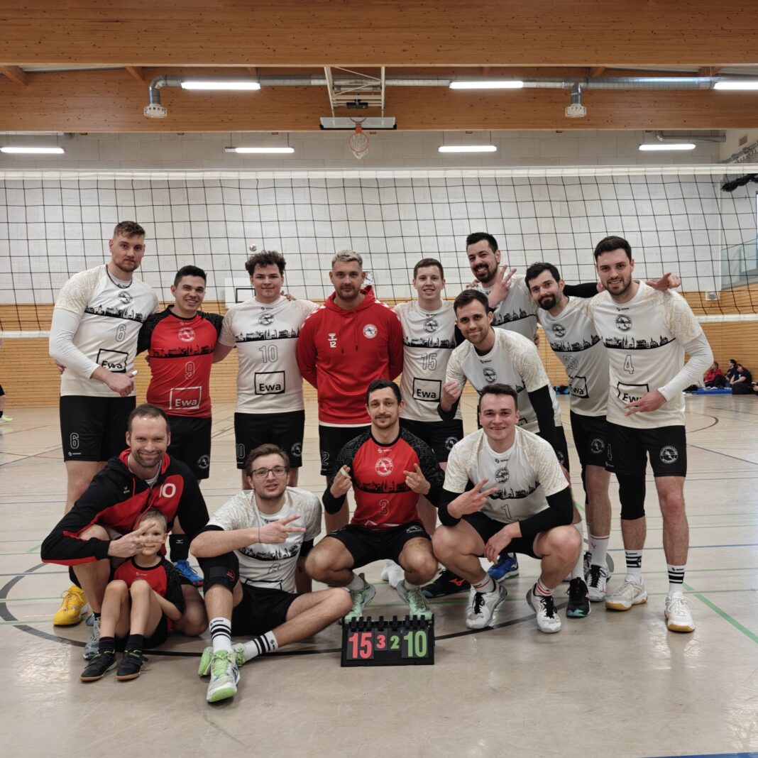 Die Altenburger Volleyballer feierten zum Abschluss einer erfolgreichen Saison die Th&uuml;ringer Vizemeisterschaft. Foto: Reinhard Weber