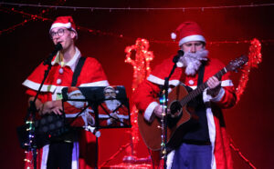 Die Weihnachtsschmonzette brachte Julius Fischer 2023 mitChristian Meyer im Felsenkeller in Leipzig auf die B&uuml;hne. Foto: Andr&eacute; Kempner