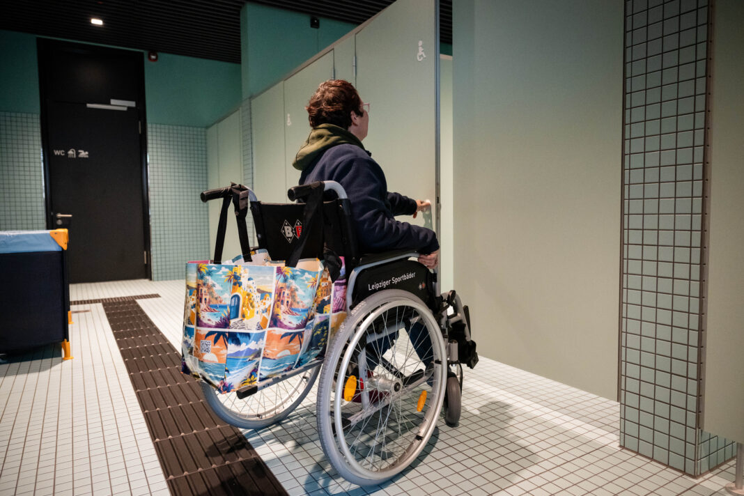 Rollstuhlfahrer sto&szlig;en in der Stadt h&auml;ufig auf Hindernisse &ndash; kleine Umbauten k&ouml;nnen das &auml;ndern. Solche Investitionen werden von der Stadt Leipzig weiter gef&ouml;rdert Foto: Christian Modla