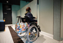 Rollstuhlfahrer sto&szlig;en in der Stadt h&auml;ufig auf Hindernisse &ndash; kleine Umbauten k&ouml;nnen das &auml;ndern. Solche Investitionen werden von der Stadt Leipzig weiter gef&ouml;rdert Foto: Christian Modla