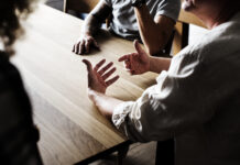 Schlichten statt Richten: Die Friedensrichterin Merry Gottwald und ihr Stellvertreter Andreas Wilkending f&uuml;hren Schlichtungsverfahren in zivilrechtlichen Nachbarschaftsstreitigkeiten damit sie nicht vor Gericht landen. Foto: rawpixel/freepik.com