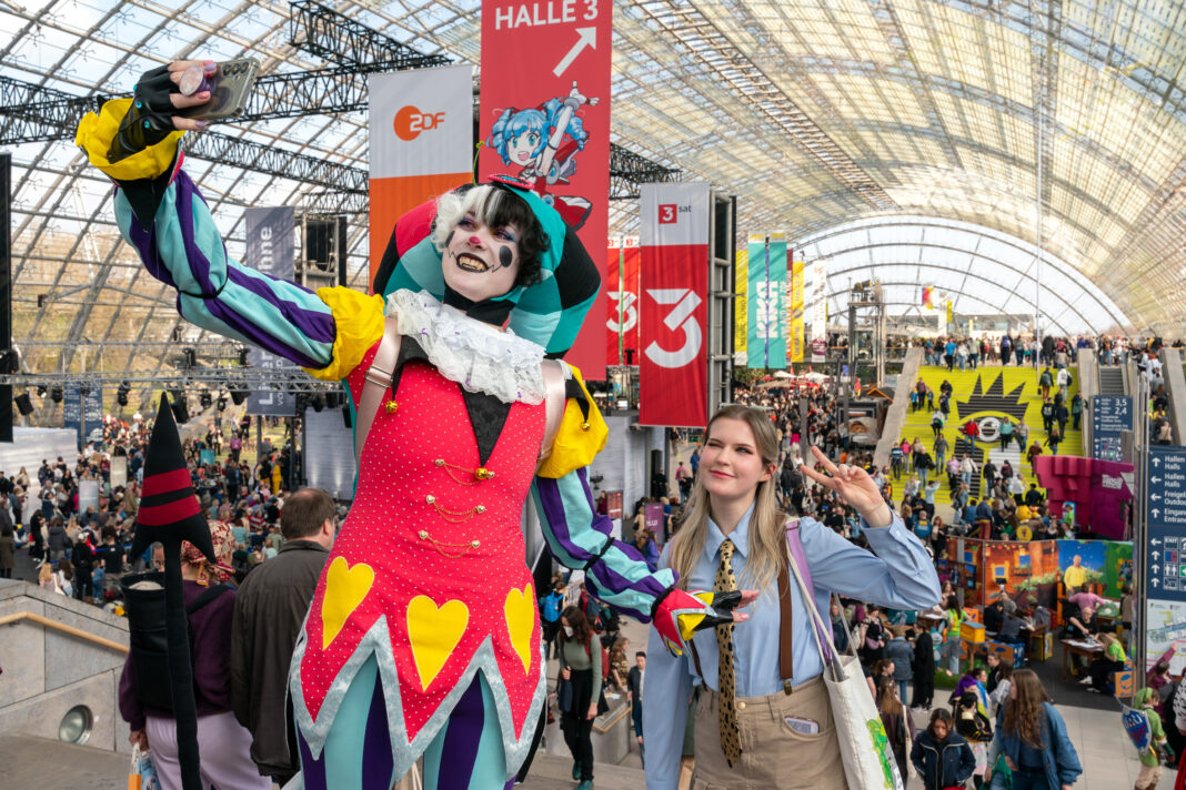 Leipziger Buchmesse 2026 Bunt und rekordverdächtig: 313000 Besucherinnen und Besucher in unterschiedlichsten Outfits und aus allen Generationen waren bei der Buchmesse 2026 dabei. Foto: Tom Schulze