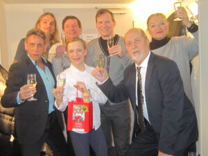 Ein Prosit auf die gelungene Premiere: Dieter Richter, Annemarie Schmidt, Thorsten Wolf, Sabine K&uuml;hne-Londa, Sven Reese, Hartmut Schwarze und Ingmar Volkmer (v.l.) sto&szlig;en darauf nur zu gern an. Foto: Traudel Thalheim