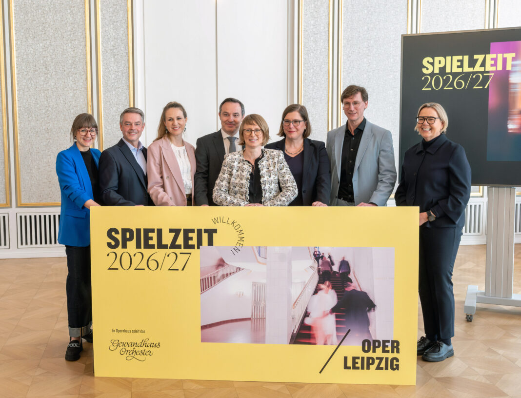 Sie blicken mit Optimismus auf eine herausfordernde neue Opern-Spielzeit 2026/2027: Marie Czilwik (Leiterin Junge Oper Leipzig), Torsten Rose (Direktor Musikalische Kom&ouml;die), Marlene Hahn (Chefdramaturgin), Ivan Repu&scaron;ić (Generalmusikdirektor), Lydia Schubert (Gesch&auml;ftsf&uuml;hrende Intendantin und Verwaltungsdirektorin), Dr. Skadi Jennicke (B&uuml;rgermeisterin und Beigeordnete f&uuml;r Kultur der Stadt Leipzig), R&eacute;my Fichet (Direktor Leipziger Ballett) und Juliane Postberg (Operndirektorin, v.l.). Foto: Tom Schulze