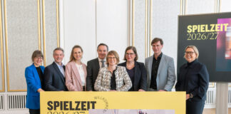 Sie blicken mit Optimismus auf eine herausfordernde neue Opern-Spielzeit 2026/2027: Marie Czilwik (Leiterin Junge Oper Leipzig), Torsten Rose (Direktor Musikalische Kom&ouml;die), Marlene Hahn (Chefdramaturgin), Ivan Repu&scaron;ić (Generalmusikdirektor), Lydia Schubert (Gesch&auml;ftsf&uuml;hrende Intendantin und Verwaltungsdirektorin), Dr. Skadi Jennicke (B&uuml;rgermeisterin und Beigeordnete f&uuml;r Kultur der Stadt Leipzig), R&eacute;my Fichet (Direktor Leipziger Ballett) und Juliane Postberg (Operndirektorin, v.l.). Foto: Tom Schulze